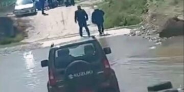 Alldaynews.gr Παππούς και η 3χρονη εγγονή του παρασύρθηκαν από χείμαρρο – Αστυνομικός της ΔΙ.ΑΣ. βούτηξε και τους έσωσε