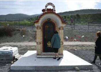 Τέμπη: Εικονοστάσι στο σημείο του πολύνεκρου δυστυχήματος – Σε βαρύ κλίμα έγινε το μνημόσυνο[Φωτογραφίες]