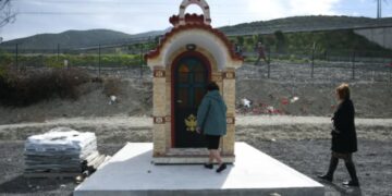 Τέμπη: Εικονοστάσι στο σημείο του πολύνεκρου δυστυχήματος – Σε βαρύ κλίμα έγινε το μνημόσυνο[Φωτογραφίες]