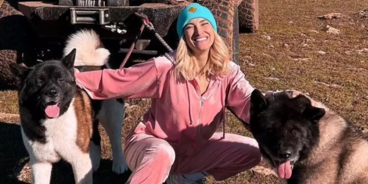 Στο Νοσοκομείο η Ιωάννα Τούνη: Την δάγκωσε το ένα από τα δύο σκυλιά του Δημήτρη Αλεξάνδρου