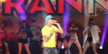 Alldaynews.gr Στο J2US ο Trannos: Χαμός με την αληθινή του φωνή – Απόλυτο meme το ύφος της Στικούδη