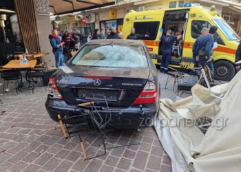 Κρήτη: Αυτοκίνητο πήρε παραμάζωμα θαμώνες και καρφώθηκε σε καφετέρια σε πεζόδρομο (φωτο)
