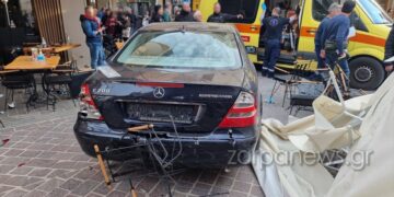 Κρήτη: Αυτοκίνητο πήρε παραμάζωμα θαμώνες και καρφώθηκε σε καφετέρια σε πεζόδρομο (φωτο)