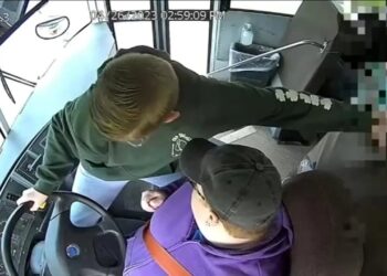 13χρονος μαθητής ακινητοποίησε σχολικό λεωφορείο όταν λιποθύμησε ο οδηγός (video)