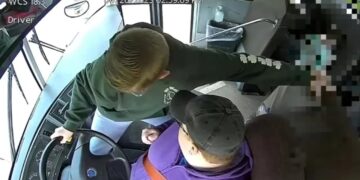 13χρονος μαθητής ακινητοποίησε σχολικό λεωφορείο όταν λιποθύμησε ο οδηγός (video)