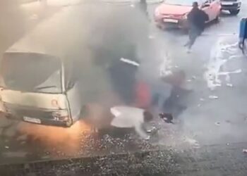 Βανάκι έπιασε φωτιά σε βενζινάδικο – Βγήκαν από μέσα 13 άτομα (video)