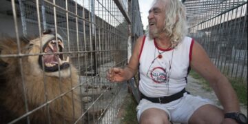 Alldaynews.gr Χαλκιδική – Ο «Έλληνας Κόπερφιλντ»: «Δεν το έκανε», λέει η σύζυγος του «ξανθού μάγου» που συνελήφθη για βιασμό 16χρονης