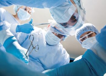 ”Πάγωσαν” οι Γιατροί! Πήγε στο νοσοκομείο με έναν λαμπτήρα στον πρωκτ0 του