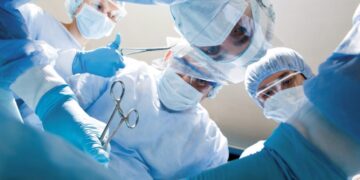 ”Πάγωσαν” οι Γιατροί! Πήγε στο νοσοκομείο με έναν λαμπτήρα στον πρωκτ0 του