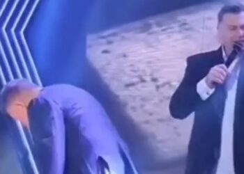 Alldaynews.gr Τύφλα να ‘χει ο Μπισμπίκης – Ο Αλέξης Κούγιας χόρεψε επικό ζεϊμπέκικο στον Νίκο Μακρόπουλο (video)