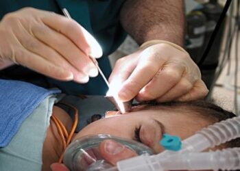 Γυναίκα πήγε στους γιατρούς με «βουητό» στο αυτί και αυτοί ανακάλυψαν κάτι ανατριχιαστικό μέσα της