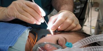 Γυναίκα πήγε στους γιατρούς με «βουητό» στο αυτί και αυτοί ανακάλυψαν κάτι ανατριχιαστικό μέσα της