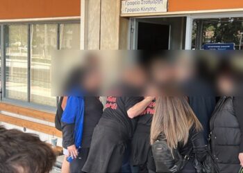 Ένταση ανάμεσα σε συγγενείς θυμάτων της τραγωδίας των Τεμπών με εργαζόμενους στο σταθμαρχείο (video)