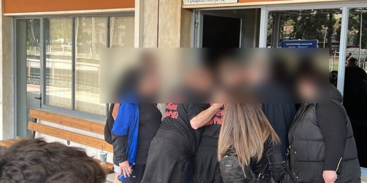 Ένταση ανάμεσα σε συγγενείς θυμάτων της τραγωδίας των Τεμπών με εργαζόμενους στο σταθμαρχείο (video)