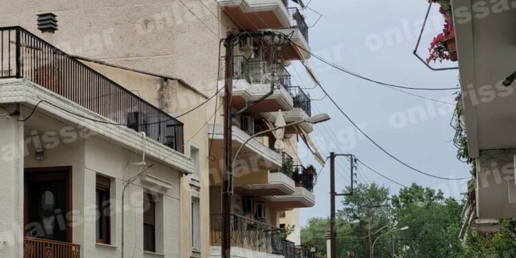 Λάρισα: Μία τέντα έσωσε την 13χρονη που έπεσε από τον τρίτο όροφο (φωτο)