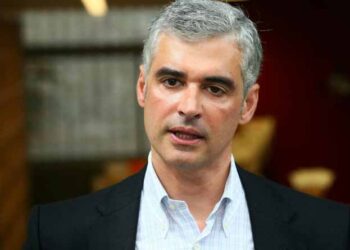 Με παραπάνω κιλά & μαλλί “βαμβάκι”: Σπάνια δημόσια εμφάνιση του Άρη Σπηλιωτόπουλου, αγνώριστος ο πρώην υπουργός