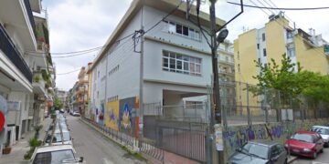 Σοκ σε Δημοτικό στη Θεσσαλονίκη: Δάσκαλος βρήκε οχιά και δάγκωσε ερπετολόγο – Διασωληνώθηκε 39χρονη