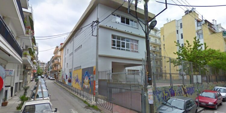 Σοκ σε Δημοτικό στη Θεσσαλονίκη: Δάσκαλος βρήκε οχιά και δάγκωσε ερπετολόγο – Διασωληνώθηκε 39χρονη