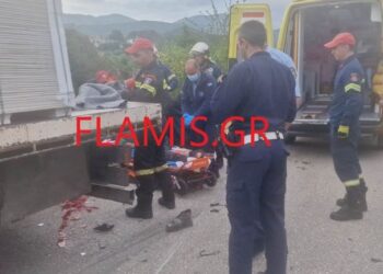 Θανατηφόpo τροχαίο με μηχανή – Καρφώθηκε με τη μηχανή του πάνω σε φορτηγό (φωτο)