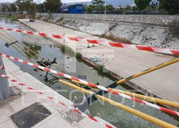 Τροχαίο σοκ στον Κραυσίδωνα: ΙΧ εκτοξεύτηκε, έσπασε τις προστατευτικές μπάρες και έπεσε μέσα στο χείμαρρο (φωτο)