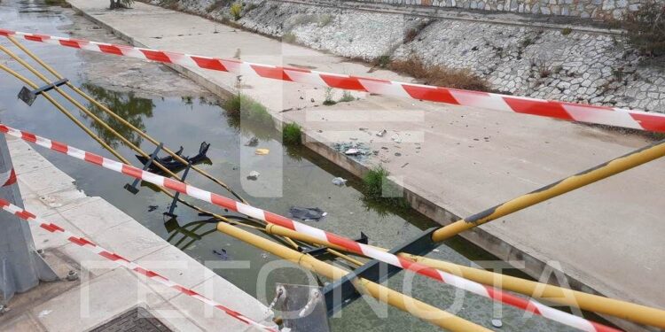 Alldaynews.gr Τροχαίο σοκ στον Κραυσίδωνα: ΙΧ εκτοξεύτηκε, έσπασε τις προστατευτικές μπάρες και έπεσε μέσα στο χείμαρρο (φωτο)