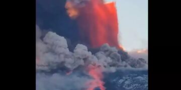Alldaynews.gr Εξερράγη η Αίτνα: Σοκαριστικές εικόνες από τη Σικελία – Αναστολή πτήσεων