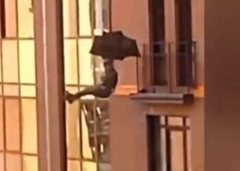 Τραγικό Συμβάν: 40χρονος άρπαξε μια ομπρέλα και έπεσε από τον 8ο όροφο-Πέθανε στο ασθενοφόρο