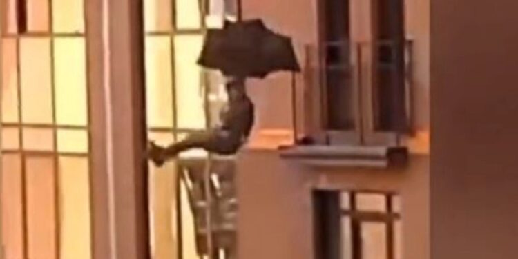 Alldaynews.gr Τραγικό Συμβάν: 40χρονος άρπαξε μια ομπρέλα και έπεσε από τον 8ο όροφο-Πέθανε στο ασθενοφόρο
