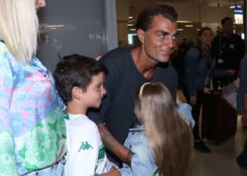 “Χάθηκε” στις αγκαλιές των παιδιών του: Ο Στέλιος Χανταμπάκης γύρισε στην Ελλάδα & είχε την πιο γλυκιά υποδοχή