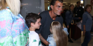 Alldaynews.gr “Χάθηκε” στις αγκαλιές των παιδιών του: Ο Στέλιος Χανταμπάκης γύρισε στην Ελλάδα & είχε την πιο γλυκιά υποδοχή