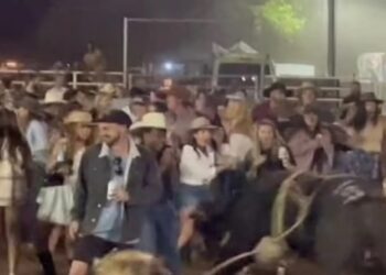 Αφηνιασμένος ταύρος αφέθηκε ελεύθερος σε ένα ροντέο και επιτέθηκε σε εκατοντάδες ανθρώπους (video)
