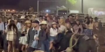 Alldaynews.gr Αφηνιασμένος ταύρος αφέθηκε ελεύθερος σε ένα ροντέο και επιτέθηκε σε εκατοντάδες ανθρώπους (video)