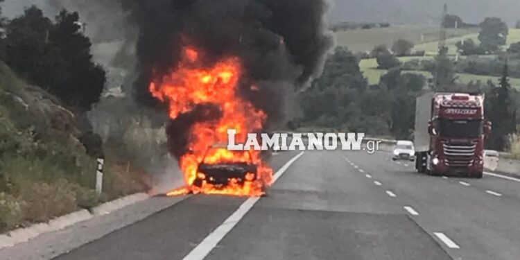 Αυτοκίνητο πήρε φωτιά εν κινήσει – Στιγμές τρόμου για μια μητέρα με τα παιδιά της (video)