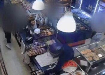 Του κόλλησε όπλο στο κεφάλι – Βίντεο ντοκουμέντο από ληστεία σε φούρνο στα Βόρεια Προάστια