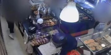 Του κόλλησε όπλο στο κεφάλι – Βίντεο ντοκουμέντο από ληστεία σε φούρνο στα Βόρεια Προάστια