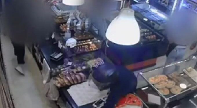 Του κόλλησε όπλο στο κεφάλι – Βίντεο ντοκουμέντο από ληστεία σε φούρνο στα Βόρεια Προάστια