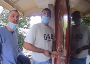 Χαλάνδρι: Θρασύτατοι διαρρήκτες μπουκάρουν μέρα μεσημέρι σε σπίτι(video)