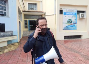 Τραγωδία: Διευθυντής Δημοτικού Σχολείου το θύμα του τροχαίου που παρασύρθηκε ενώ τοποθετούσε τρίγωνο (φωτο)