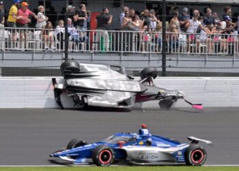Indianapolis 500: Σύγκρουση 2 μονοθέσιων “ξεριζώνει” ρόδα και την πετάει πάνω στις κατάμεστες εξέδρες (video)