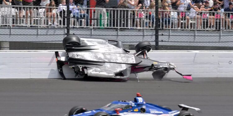 Indianapolis 500: Σύγκρουση 2 μονοθέσιων “ξεριζώνει” ρόδα και την πετάει πάνω στις κατάμεστες εξέδρες (video)