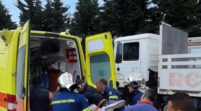 Σοβαρό εργατικό ατύχημα: Καρφώθηκε σε μπετόβεργα
