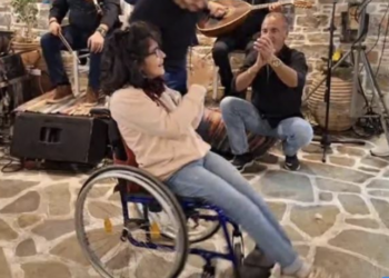 Αμοργός: Κορίτσι χορεύει «μπάλο» με το αναπηρικό της αμαξίδιο και συγκινεί