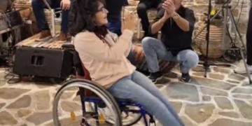 Αμοργός: Κορίτσι χορεύει «μπάλο» με το αναπηρικό της αμαξίδιο και συγκινεί