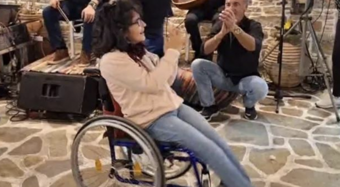 Αμοργός: Κορίτσι χορεύει «μπάλο» με το αναπηρικό της αμαξίδιο και συγκινεί