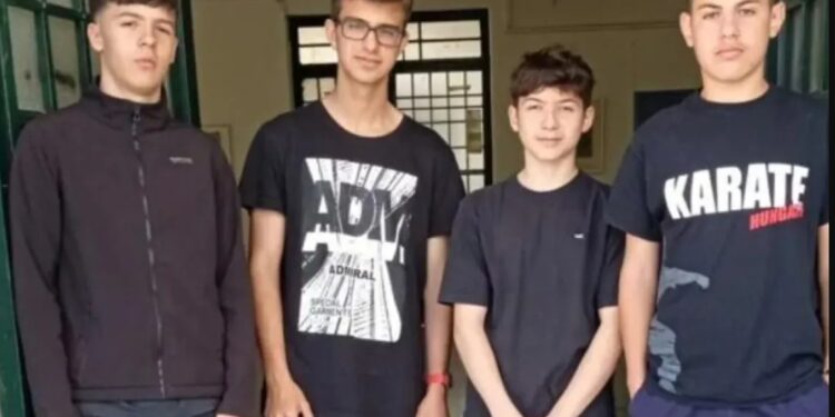 Alldaynews.gr Πάτρα: «Πιστεύαμε ότι ο Θεός θα μας το ανταποδώσει» λένε οι τέσσερις μαθητές που παρέδωσαν πορτοφόλι με €700