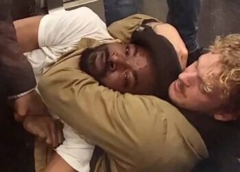 Νέα Υόρκη: Άστεγος πέθανε μέσα στο μετρό από κεφαλοκλείδωμα συνεπιβάτη του[Σοκαριστικές Εικόνες]