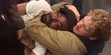 Νέα Υόρκη: Άστεγος πέθανε μέσα στο μετρό από κεφαλοκλείδωμα συνεπιβάτη του[Σοκαριστικές Εικόνες]