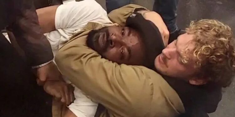 Νέα Υόρκη: Άστεγος πέθανε μέσα στο μετρό από κεφαλοκλείδωμα συνεπιβάτη του[Σοκαριστικές Εικόνες]