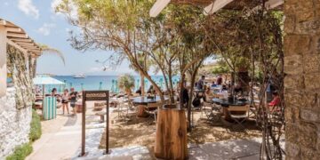 Μύκονος: Άδεια εκούσιας κατεδάφισης εξέδωσε το Nammos