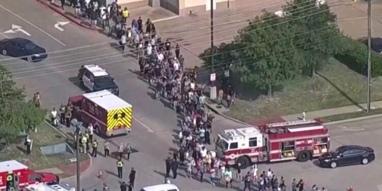 Alldaynews.gr Τέξας: Τουλάχιστον 8 νεκροί από πυροβολισμούς σε εμπορικό κέντρο